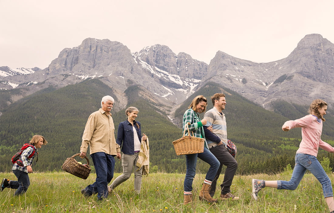 Image of family going on picnic