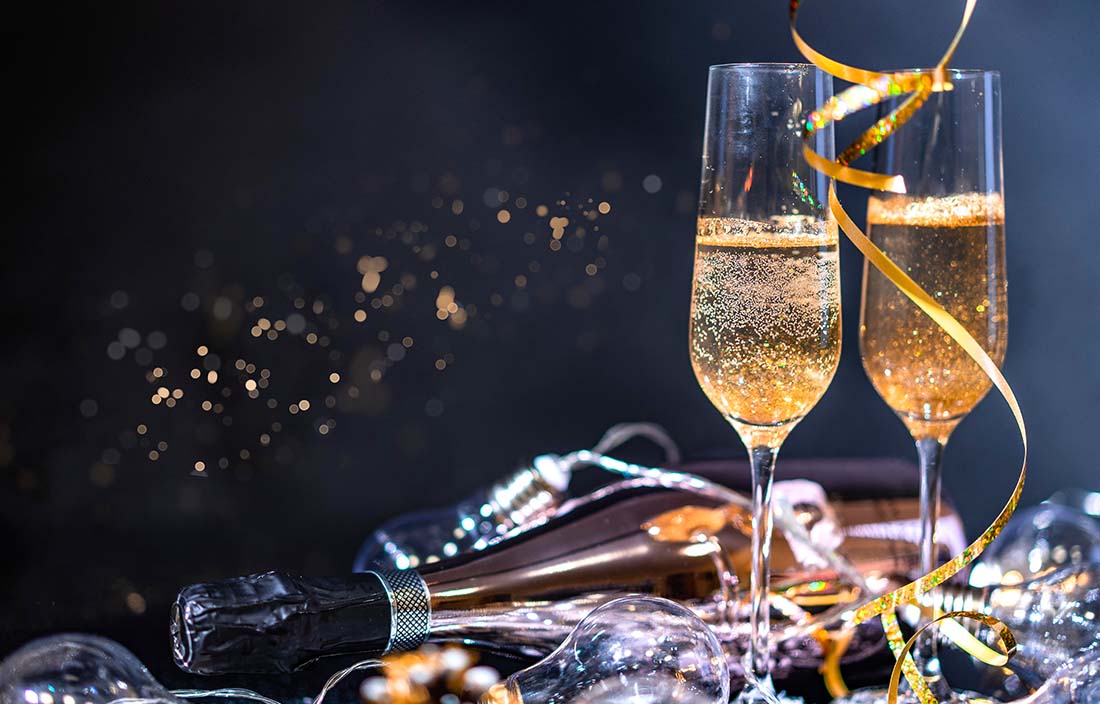 Champagne flutes with golden tinsel.