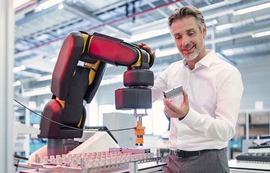 Worker with robotic arm