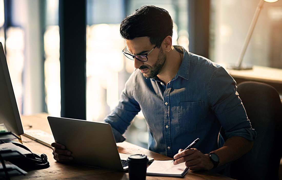 Man sitting at a desk on his laptop