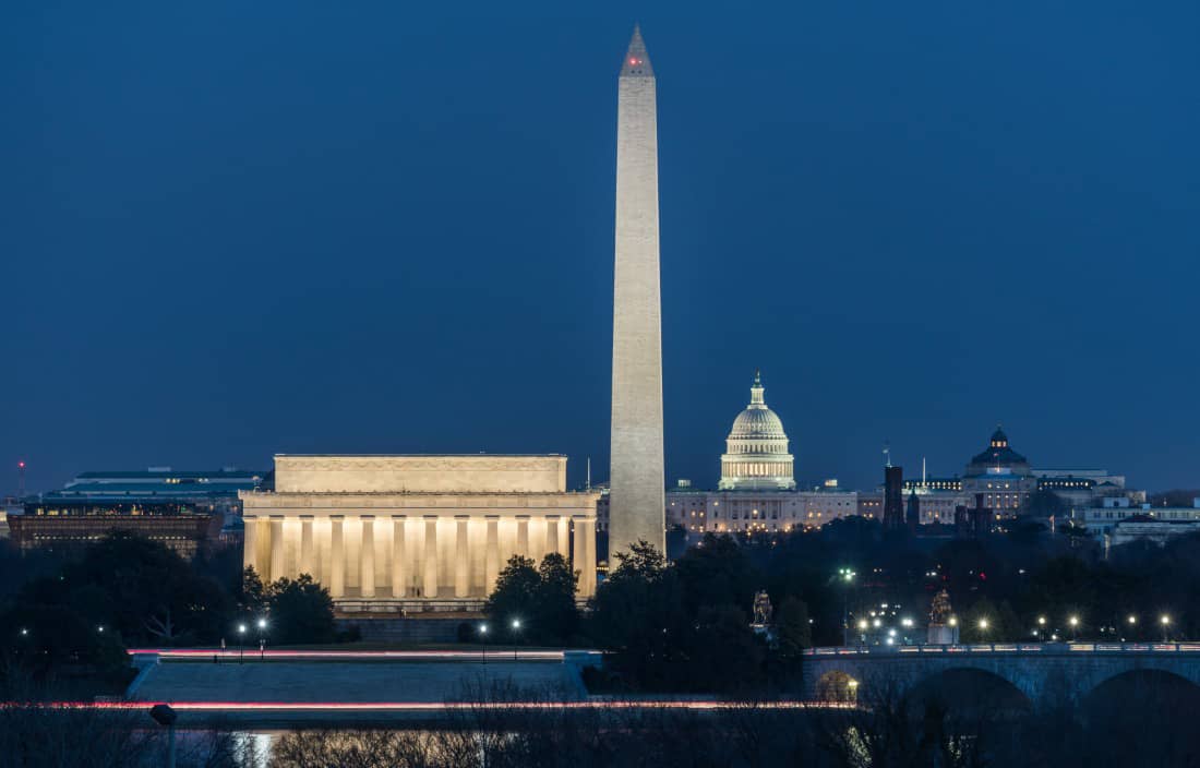 Washington monument at nighttime.