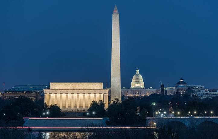 Washington monument at nighttime.