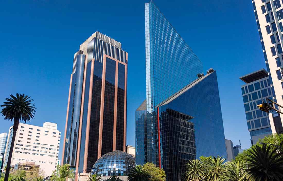 Picture of a financial building in downtown Mexico.